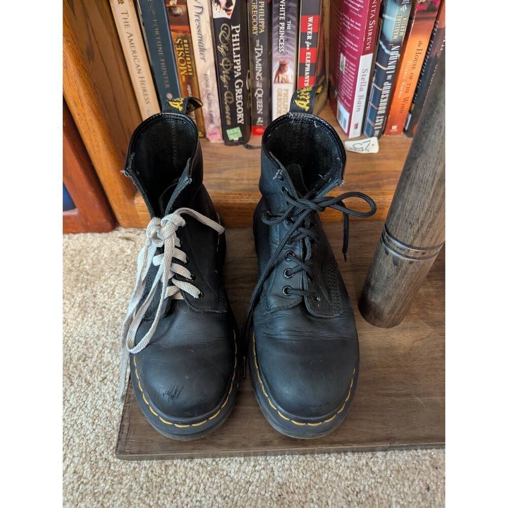 Dr Marten 1460 Smooth Black Leather 8 Eye Boots Size 7 US - Picture 2 of 6
